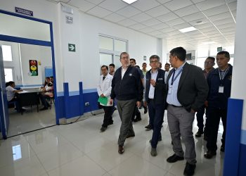 El presidente Bernardo Arévalo, durante un recorrido por el nuevo Centro de Salud Sur de Huehuetenango.