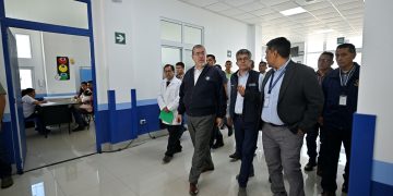 El presidente Bernardo Arévalo, durante un recorrido por el nuevo Centro de Salud Sur de Huehuetenango.