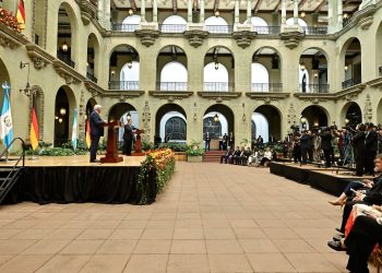 Los presidentes de Guatemala y Alemania, durante la conferencia de prensa que brindaron en el Palacio Nacional de la Cultura.