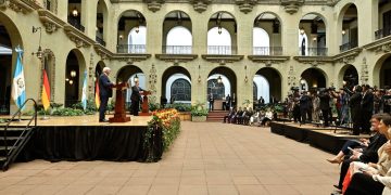 Los presidentes de Guatemala y Alemania, durante la conferencia de prensa que brindaron en el Palacio Nacional de la Cultura.