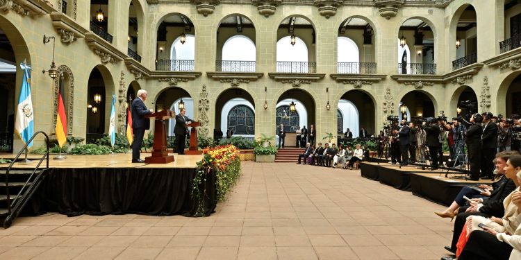 Los presidentes de Guatemala y Alemania, durante la conferencia de prensa que brindaron en el Palacio Nacional de la Cultura.