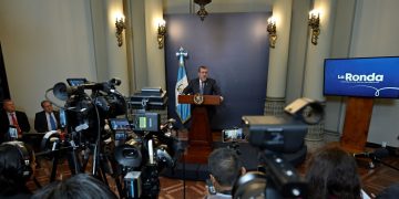 El presidente Bernardo Arévalo destaca importancia del monitoreo constante para evitar la especulación en los precios de los combustibles.