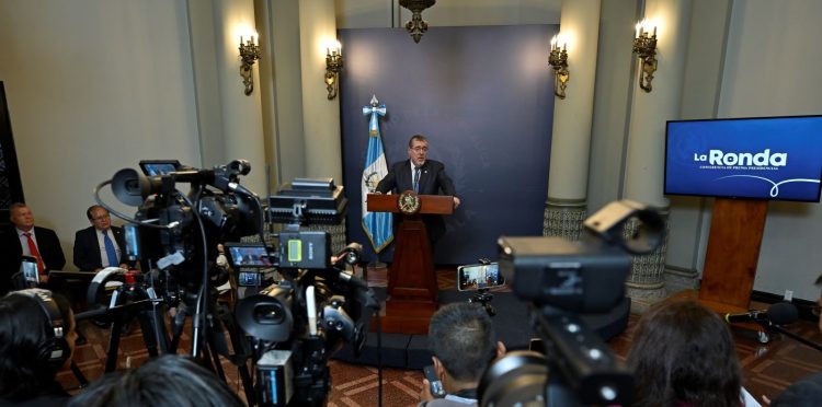 El presidente Bernardo Arévalo destaca importancia del monitoreo constante para evitar la especulación en los precios de los combustibles.