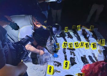 Agentes de la PNC ordenan las armas que se localizaron en un camino rural de San Marcos.
