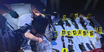 Agentes de la PNC ordenan las armas que se localizaron en un camino rural de San Marcos.