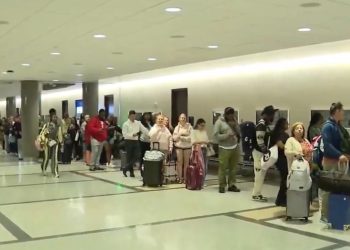 Largas filas se forman en diferentes aeropuertos de EE. UU., como en el de Houston (en la imagen) a causa del cierre del Departamento de Seguridad Nacional.