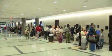 Largas filas se forman en diferentes aeropuertos de EE. UU., como en el de Houston (en la imagen) a causa del cierre del Departamento de Seguridad Nacional.