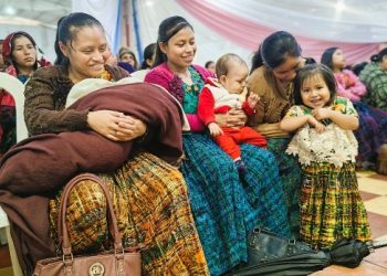 Mides entregó más de 200 bonos sociales a mujeres del municipio de Tactic, Alta Verapaz. (Foto: Mides)