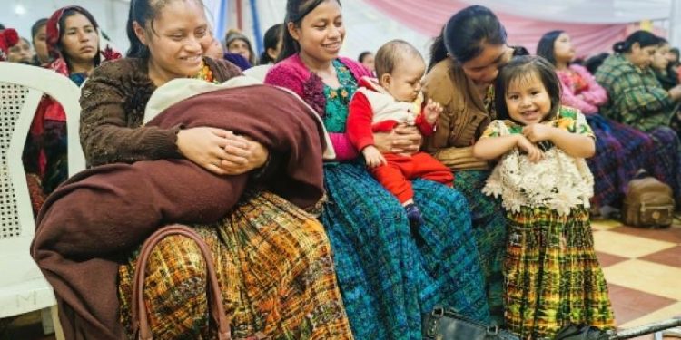 Mides entregó más de 200 bonos sociales a mujeres del municipio de Tactic, Alta Verapaz. (Foto: Mides)