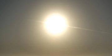 Cada vez más personas alrededor del mundo pasan más horas al año expuestas al calor extremo.