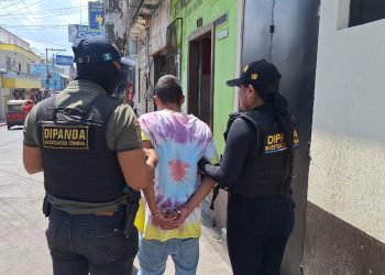 Agentes de Dipanda conducen a uno de los detenidos por el caso de desaparición de una mujer.
