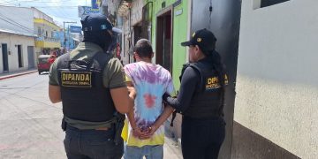 Agentes de Dipanda conducen a uno de los detenidos por el caso de desaparición de una mujer.