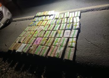 Las autoridades localizaron 65 paquetes de cocaína en una camioneta, en Morales, Izabal.