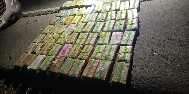Las autoridades localizaron 65 paquetes de cocaína en una camioneta, en Morales, Izabal.