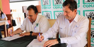 El director del Conap y el superintendente de Telecomunicaciones, firman convenio para la conectividad digital del Sigap.