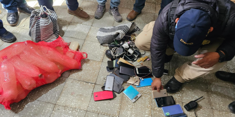 Objetos encontrados durante requisa focalizada en Pavón. / Foto: PNC