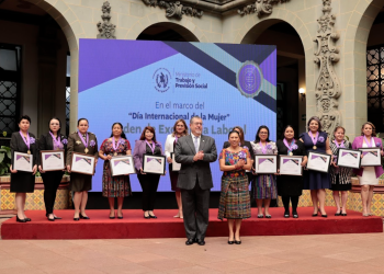 Entregan Orden de Excelencia Laboral./Foto: Analí Camey.