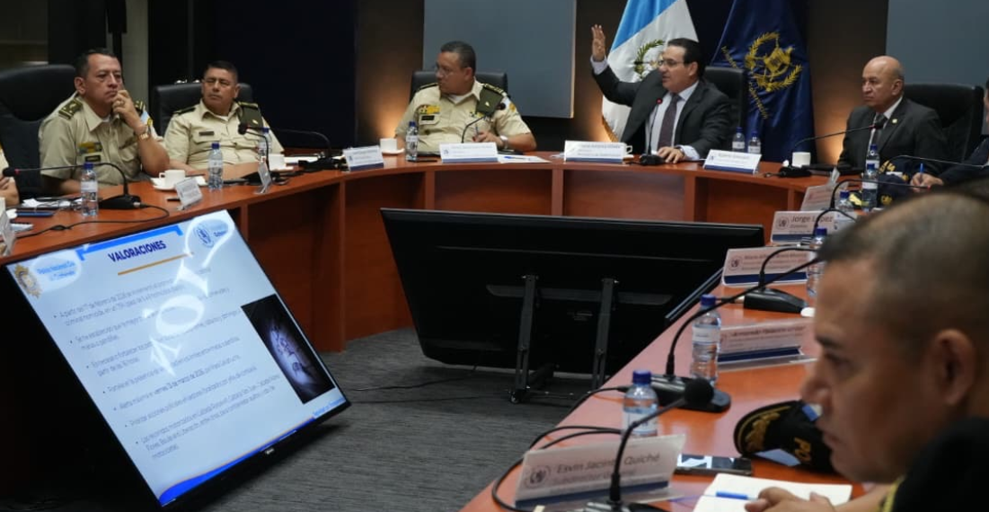 En el salón mayor del Ministerio de Gobernación , autoridades de esta cartera y del Mindef sostuvieron una reunión. / Foto: Mingob