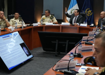 En el salón mayor del Ministerio de Gobernación , autoridades de esta cartera y del Mindef sostuvieron una reunión. / Foto: Mingob