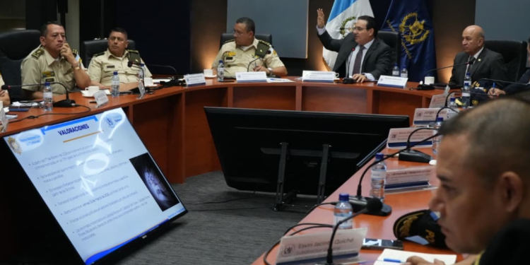 En el salón mayor del Ministerio de Gobernación , autoridades de esta cartera y del Mindef sostuvieron una reunión. / Foto: Mingob