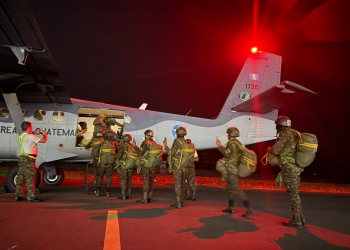 El salto aerotransportado nocturno permitió desplegar personal militar en puntos estratégicos de la frontera. / Foto: Ejército
