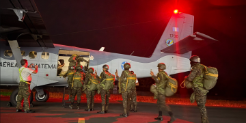 El salto aerotransportado nocturno permitió desplegar personal militar en puntos estratégicos de la frontera. / Foto: Ejército