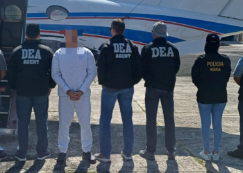 El traslado hacia la Fuerza Aérea Guatemalteca fue realizado por el grupo élite del Sistema Penitenciario, con el apoyo de agentes de la Policía Nacional Civil, quienes implementaron un dispositivo de seguridad para garantizar la operación. / Foto: Mingob