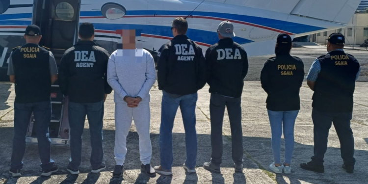 El traslado hacia la Fuerza Aérea Guatemalteca fue realizado por el grupo élite del Sistema Penitenciario, con el apoyo de agentes de la Policía Nacional Civil, quienes implementaron un dispositivo de seguridad para garantizar la operación. / Foto: Mingob