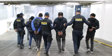 PNC captura a saqueadores en flagrancia./Foto: PNC.