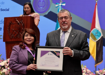 Silvia Monzón, condecorada con la Orden de Excelencia Laboral./Foto: Analí Camey,