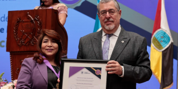 Silvia Monzón, condecorada con la Orden de Excelencia Laboral./Foto: Analí Camey,