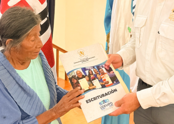 Udevipo entrega escrituras de vivienda a pobladores de Zacapa./Foto: CIV.