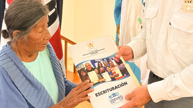 Udevipo entrega escrituras de vivienda a pobladores de Zacapa./Foto: CIV.