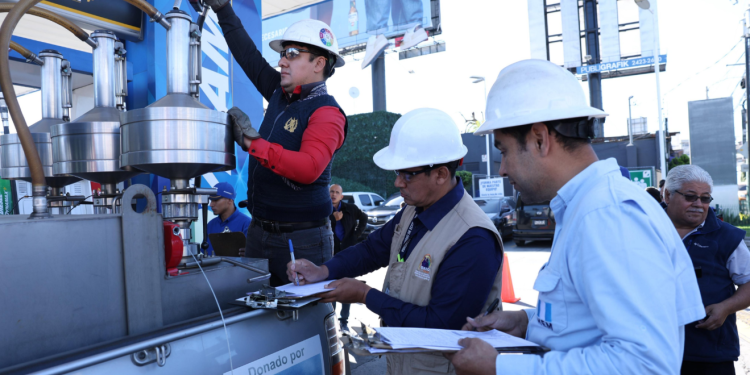 Inicia inspecciones para monitorear precios del combustible./Foto: Mineco.