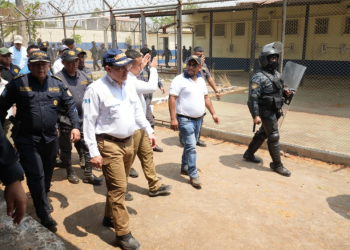 Durante su visita, el ministro Villeda también verificó las condiciones laborales de los guardias del Sistema Penitenciario. / Foto: Mingob