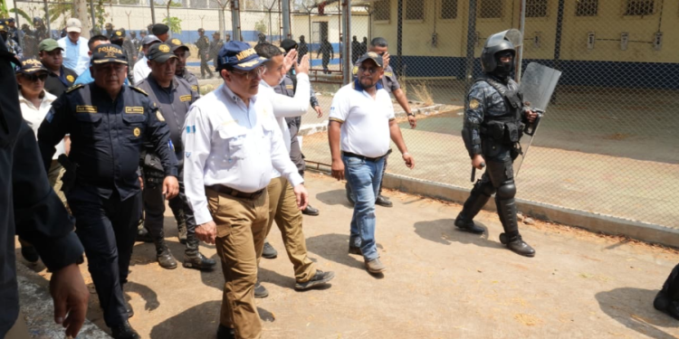 Durante su visita, el ministro Villeda también verificó las condiciones laborales de los guardias del Sistema Penitenciario. / Foto: Mingob