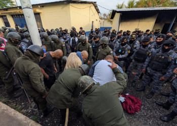 Fuerzas de seguridad realizan requisas en el centro Renovación I, Escuintla