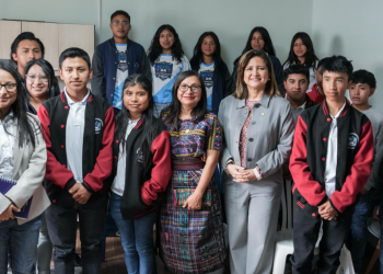 Vicepresidenta con estudiantes de uno de los nuevos clubes de ciencias. / Foto: Vicepresidencia de la República.