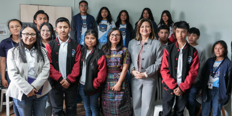 Vicepresidenta con estudiantes de uno de los nuevos clubes de ciencias. / Foto: Vicepresidencia de la República.