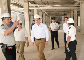 Ministro supervisa instalación de la que será nueva comisaria. / Foto: Mingob