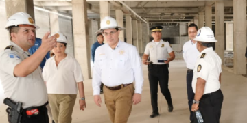 Ministro supervisa instalación de la que será nueva comisaria. / Foto: Mingob