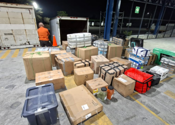 Durante la revisión, los policías localizaron 40 cajas de cartón que contenían diversos productos. / Foto: PNC