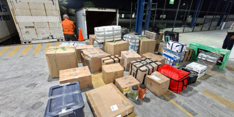 Durante la revisión, los policías localizaron 40 cajas de cartón que contenían diversos productos. / Foto: PNC