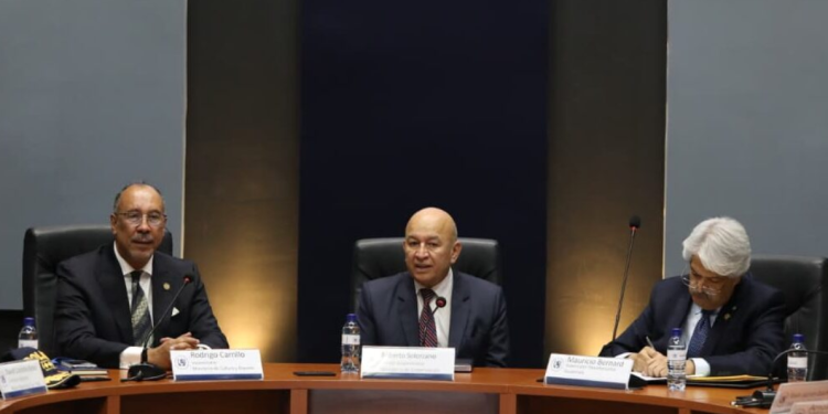 Reunión de autoridades en el salón mayor del Ministerio de Gobernación. / Foto: Mingob