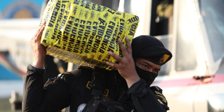 traslado de Cocaína a bodegas de la SGAIA. / Foto: Mingob