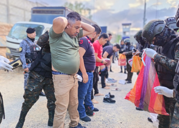 Requisa focalizada en el Centro de Detención Preventiva para Hombres y Mujeres Los Jocotes, en el departamento de Zacapa. / Foto: Ejército