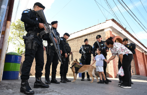 Agentes de la PNC refuerzan seguridad ciudadana en zona 6. / Foto: Byron de la Cruz.