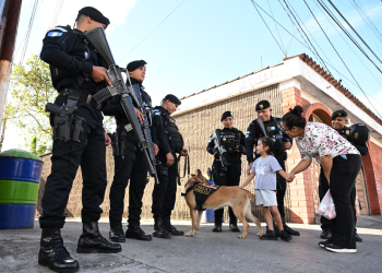 Agentes de la PNC refuerzan seguridad ciudadana en zona 6. / Foto: Byron de la Cruz.