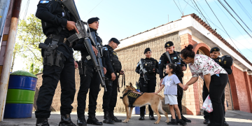 Agentes de la PNC refuerzan seguridad ciudadana en zona 6. / Foto: Byron de la Cruz.