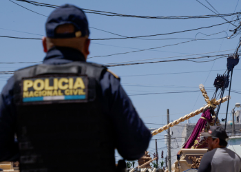 Como parte de las acciones implementadas, las fuerzas policiales realizan patrullajes motorizados, recorridos a pie y operativos de vigilancia en áreas cercanas a procesiones. / Foto: Mingob.